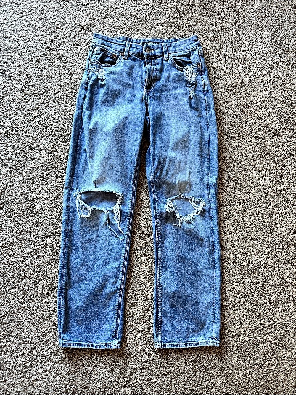 American Eagle Distressed Straight Leg Jeans Size 6